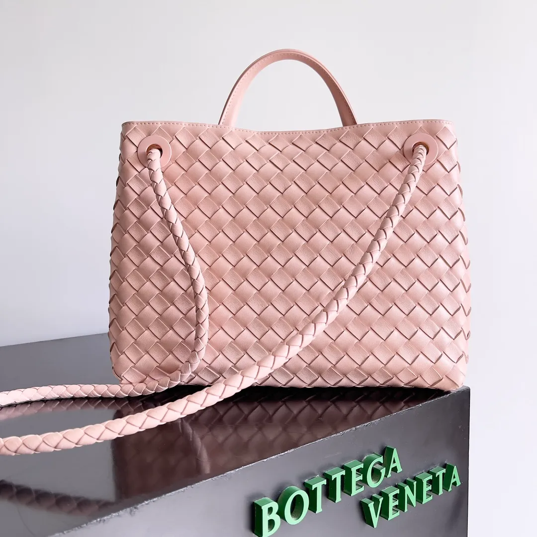 The 2023 new Andiamo batch of 2260 BV has been shipped‼ ️Really popular🔥The new Andiamo woven handbag launched by Bottega Veneta this season is really popular all over the world! ! Celebrities at home and abroad have worn it, and Oscar-winning actress Michelle Yeoh has taken it out on the street. Song Jia, Trai Yara, Yu Feihong, Sanji Ayaka, Rosie Hunting-Whiteley, Yoshioka Riho, etc. have all picked up this bag. It is classic and versatile, showing off its temperament, and the bag capacity is also large, which is very convenient for daily commuting! ! A variety of carrying methods, the shoulder straps can be adjusted by yourself, the original lambskin feels soft and delicate, and the neutral style is made to break gender boundaries and bring a more practical and long-lasting use experience. Andiamo, which has both elegant and casual styles, perfectly interprets the true appearance of "fashionable old money style". Style number: 743572 Size: 32*24*12
